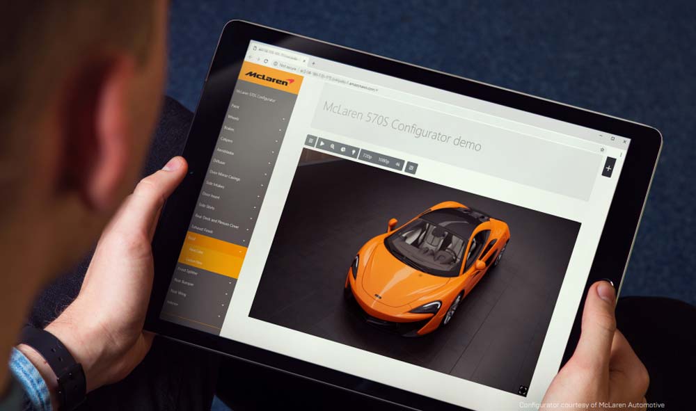 Ein Mann schaut auf einem Tablet im Web-Browser ein hochauflösendes 3D-Modell eines Autos an.