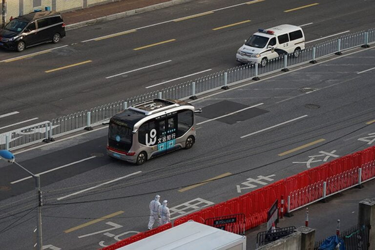 Ein autonom fahrender Kleinbus von WeRide fährt auf einer Straße in Guangzhou während einer COVID-19-Quarantäne.