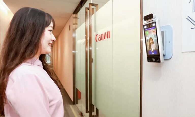 Bitte(r) lächeln: Canons KI-Kamera zaubert fröhliche Angestellte