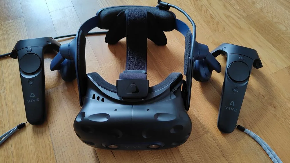 VR Brille HTC Vive Pro 2 mit Vive Controllern