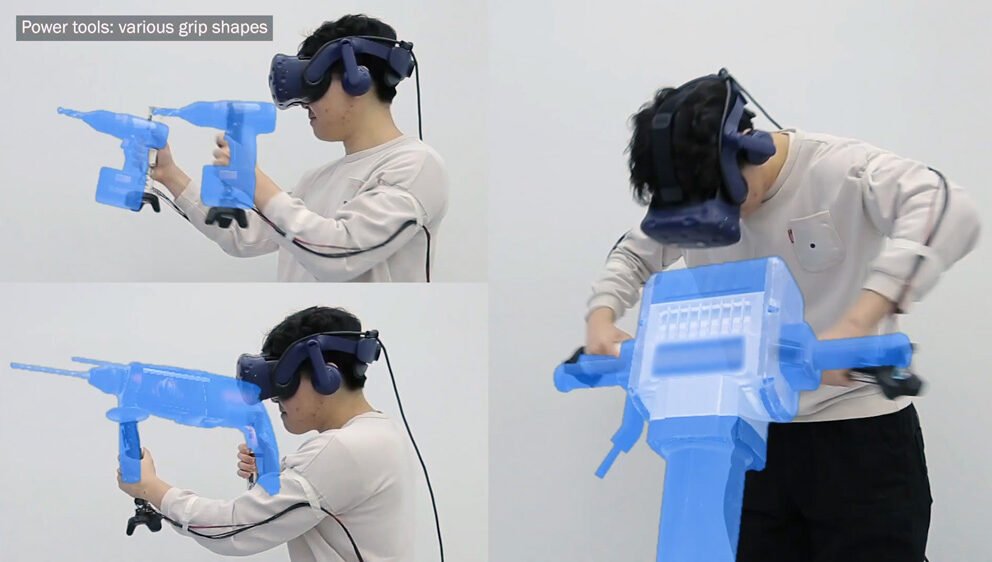 Ein VR-Brillenträger hält zwei Controller in der Hand, die zwischen sich einen virtuellen Presslufthammer simulieren.