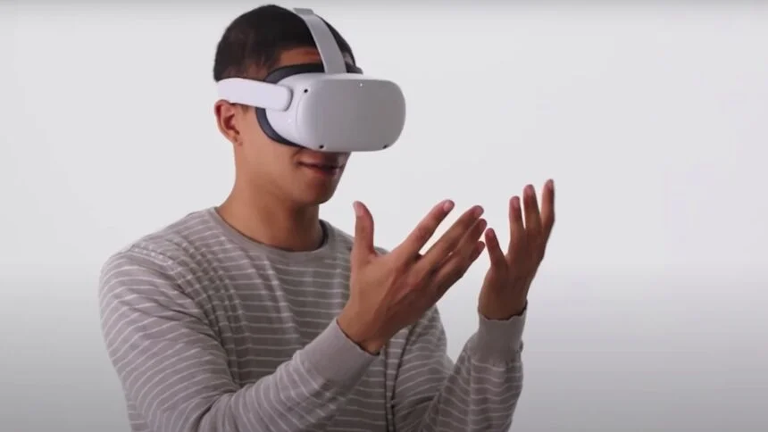 Mann schaut auf seine mit Oculus Quest 2 getrackten Hände.