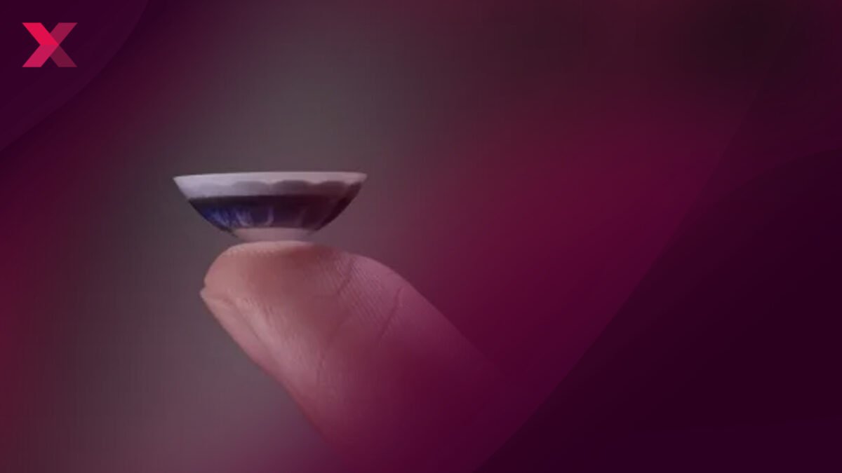 Eine Tech-Kontaktlinse liegt auf einem Finger