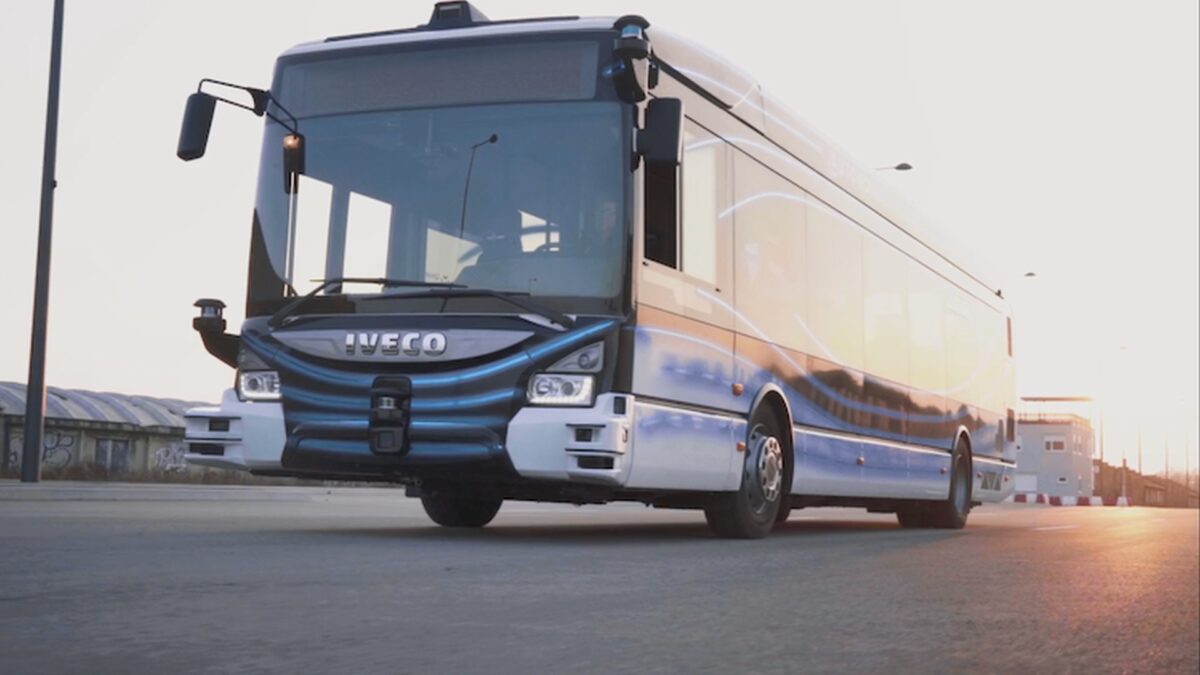 Ein autonom fahrender Reisebus der Hersteller IVECO und EasyMile.