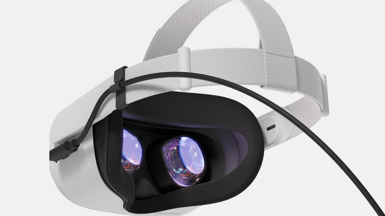 Facebooks VR-Brille Oculus Quest zwei von hinten, daran angebracht ein schwares Oculus Link-Kabel