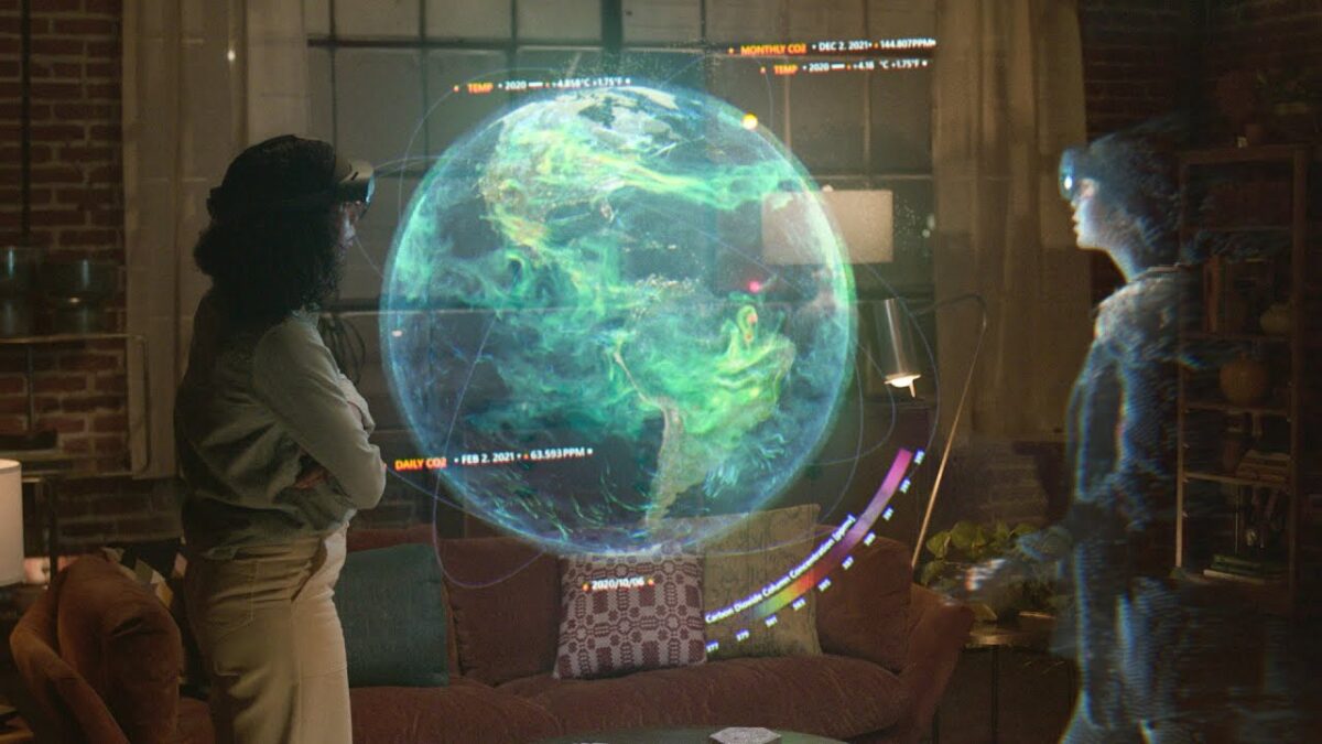 Zwei Personen mit der AR-Brille Hololens schauen eine holografische Weltkugel an, die im Raum schwebt.
