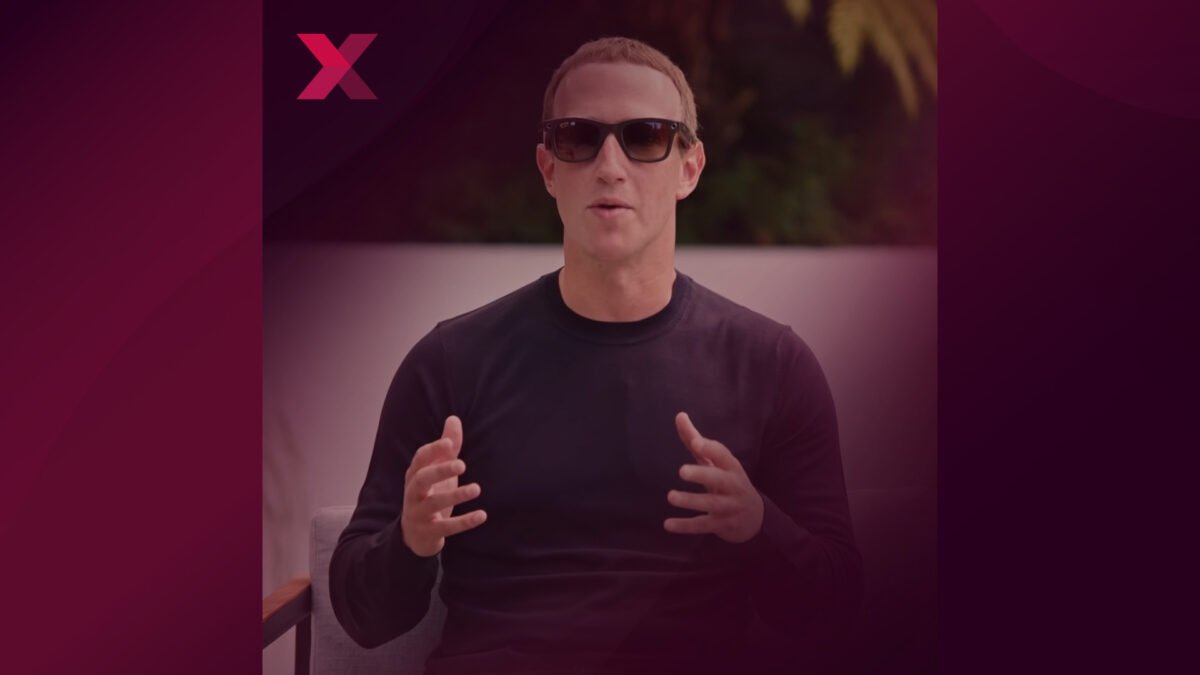 Facebook-Chef Mark Zuckerberg sitzt auf einem Stuhl und trägt dabei seine Ray-Ban Stories Datenbrille