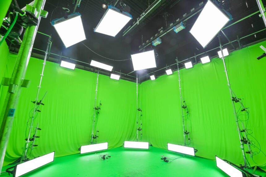 Ein rundes Filmstudio mit Greenscreen und sehr vielen Kameras.