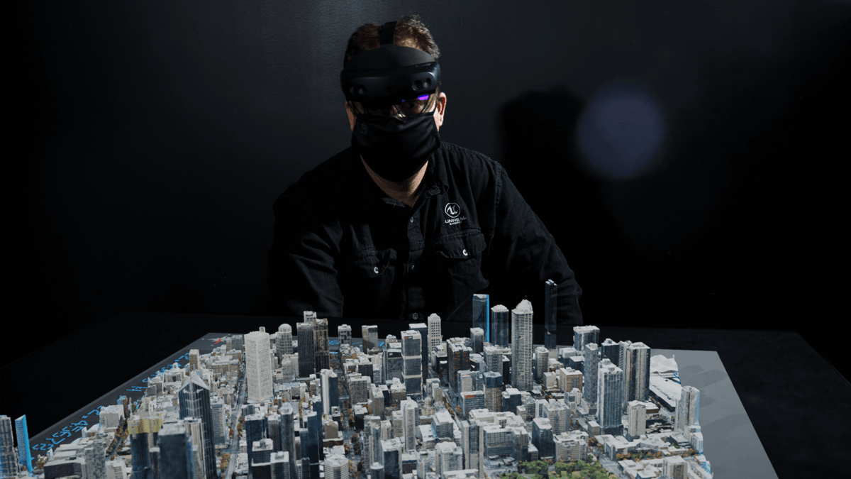 Project_Anywhere_Mann_mit_Hololens_2_vor_3D_Stadtmodell