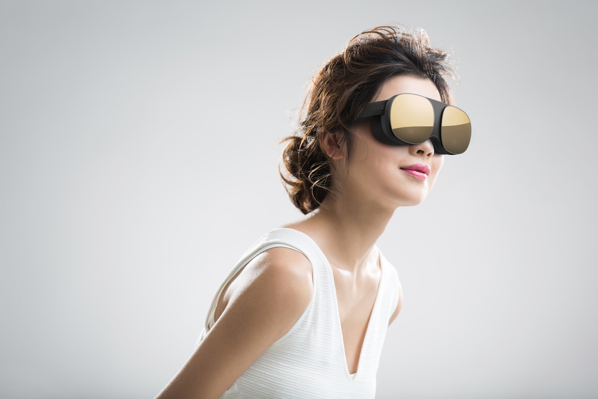 Junge Frau trägt Vive Flow VR-Brille