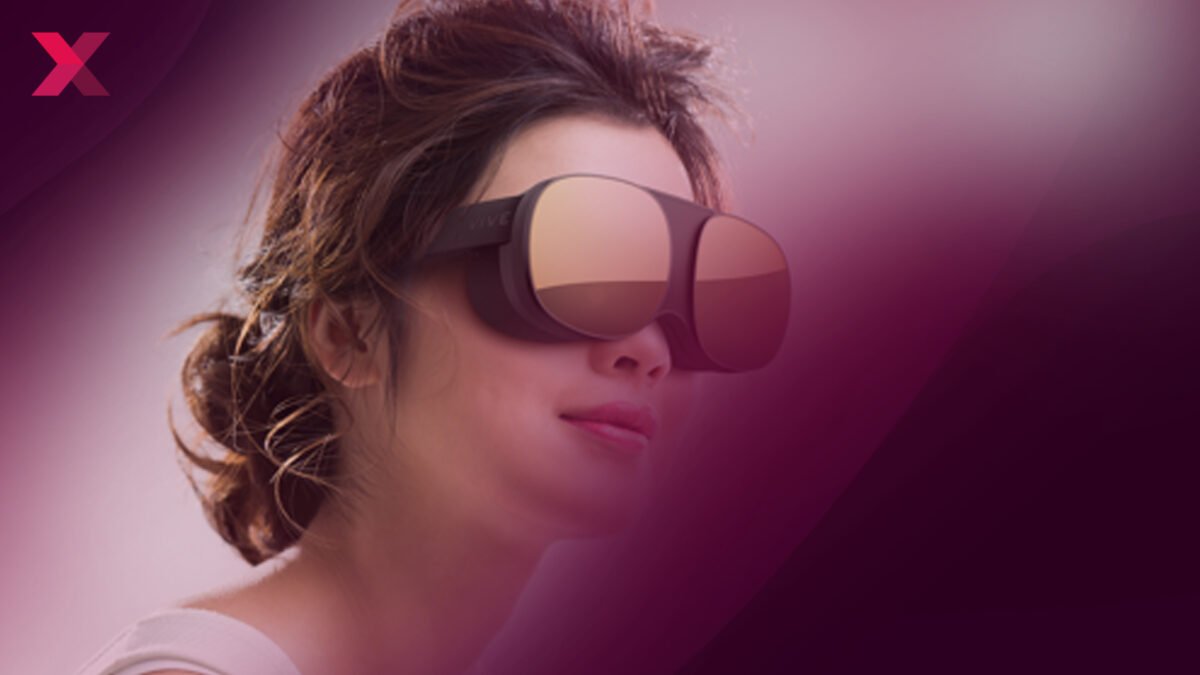Eine Frau mit einer VR-Brille von HTC. Sie sieht aus, als hätte sie Insektenaugen.