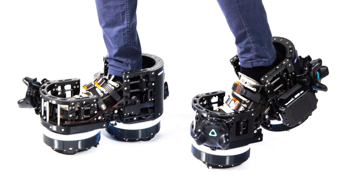Ein Start-up zeigt VR-Schuhe, die wie riesige futuristische Roboter-Skates wirken. Wie funktionieren die mechanischen Cyber-Füße auf Rollen?