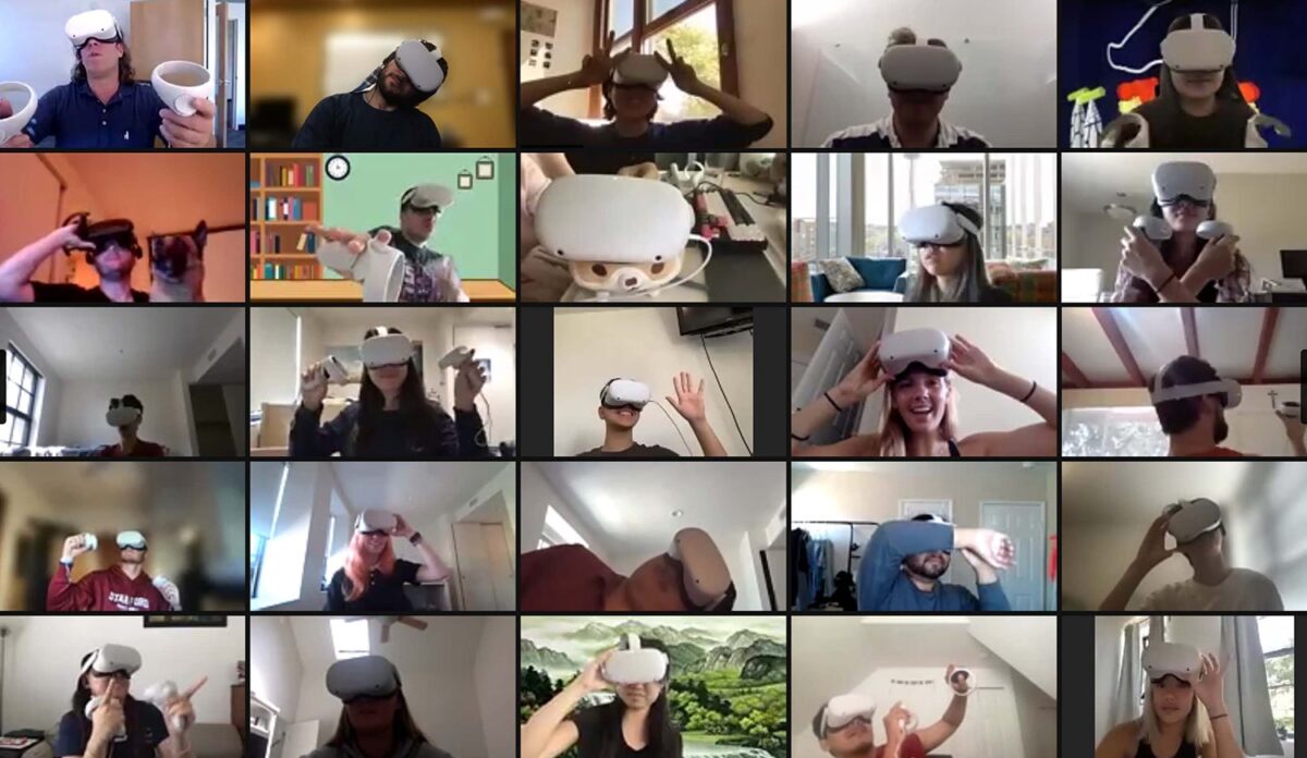 Viele junge Menschen mit VR-Brille, die gemeinsam ein Stanford-Seminar besuchen.