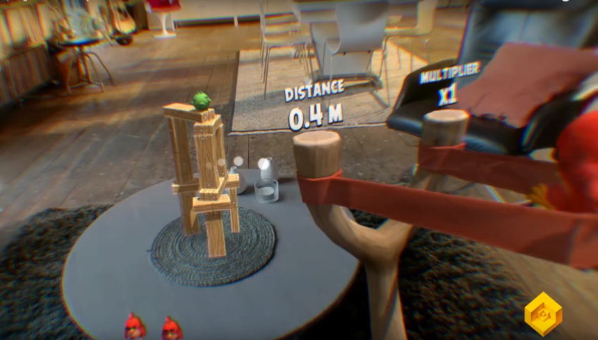 Im AR-Spiel Angry Birds FPS: First Person Slingshot wird auf einem realen Tisch ein wackeliges Fort per Zwille beschossen.