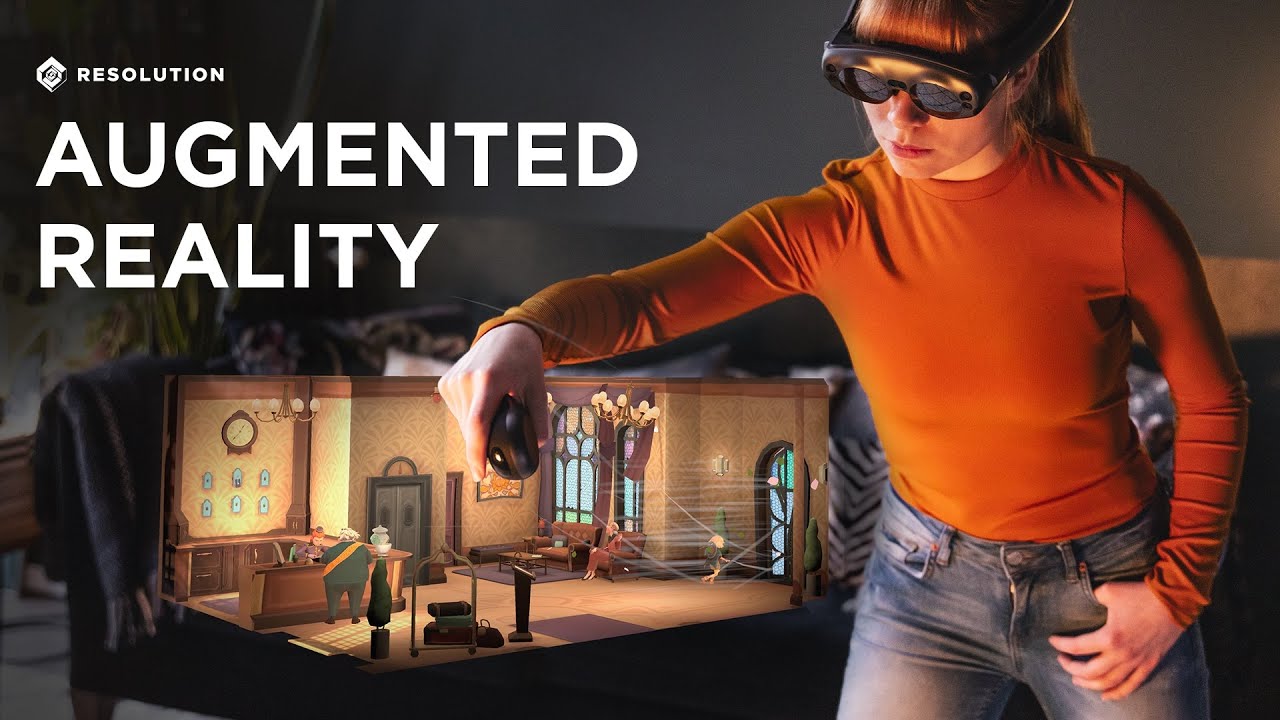 Eine Frau interagiert mittels AR-Brille Magic Leap 1 mit einem Diorama-Zimmer.
