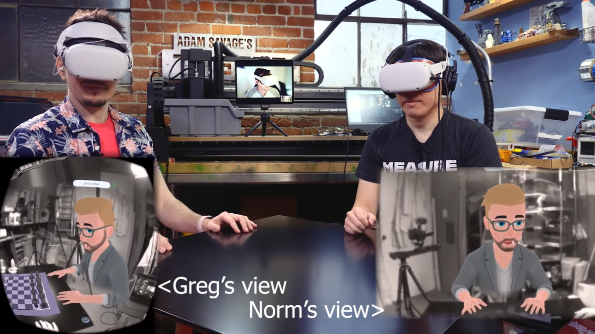 Zwei Männer mit VR-Brille schauen auf einen leeren Tisch. Digital sehen sie eine andere Person als Avatar und ein Schachbrett auf dem Tisch.