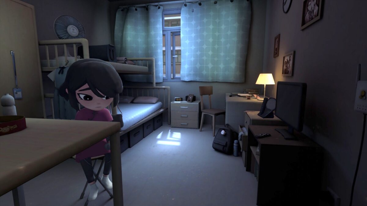 Luna sitzt nachdenklich in ihrem Zimmer