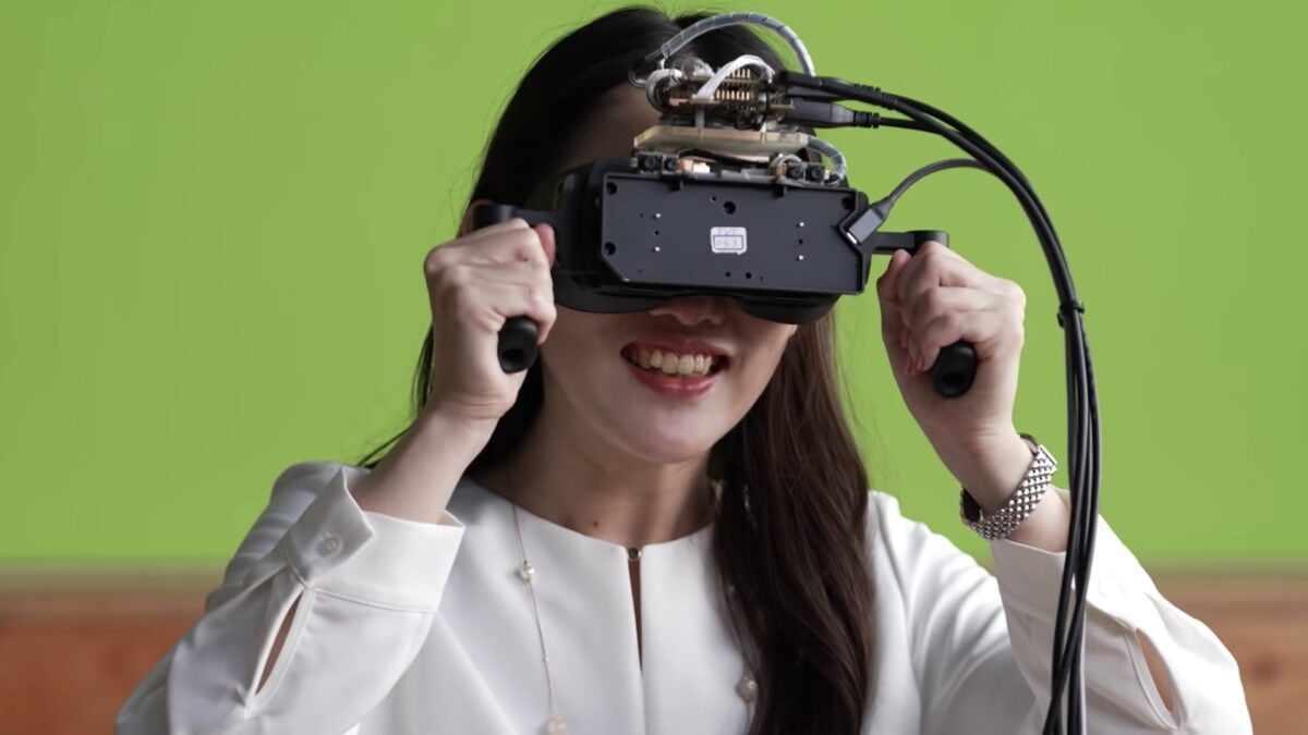 Frau hält Prototyp einer Next-Gen-VR-Brille ans Gesicht