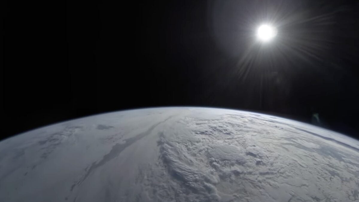 Blick von der ISS auf die Erde zeigt ein milchiges Wolkenmeer