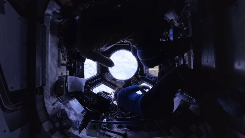 Blick in den ISS-Beobachtungsturm mit Astronauten