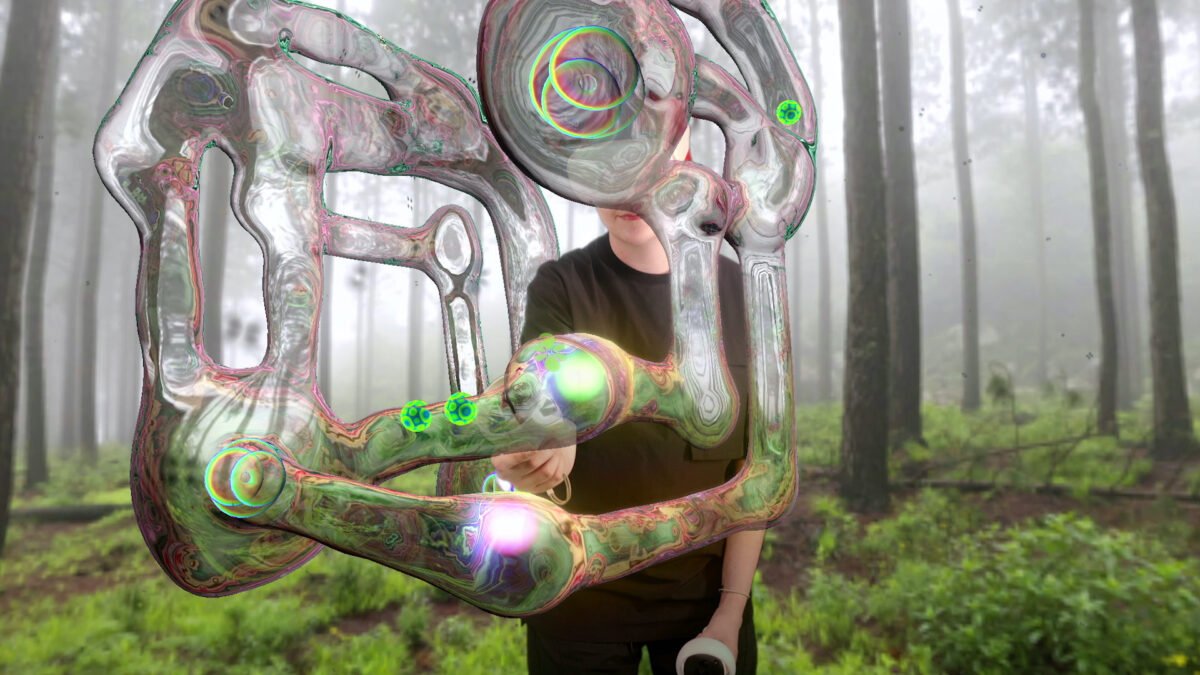 Frau mit VR-Brille leitet leuchtende Kugeln durch ein Squinqle-Labyrinth.