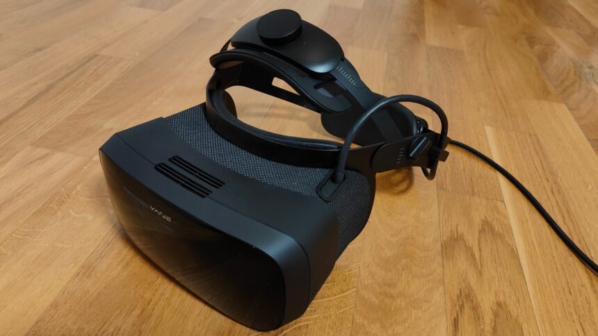 Varjo Aero VR-Brille auf Boden, Ansicht von schräg links oben, frontal