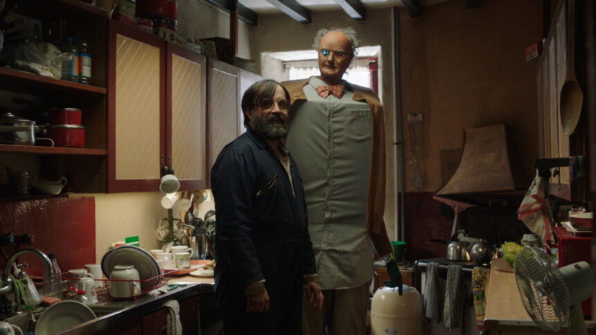In der Sci-Fi-Komödie Brian and Charles baut sich Tüftler Brian einen KI-Freund aus einer Waschmaschine und einem Puppenkopf. 