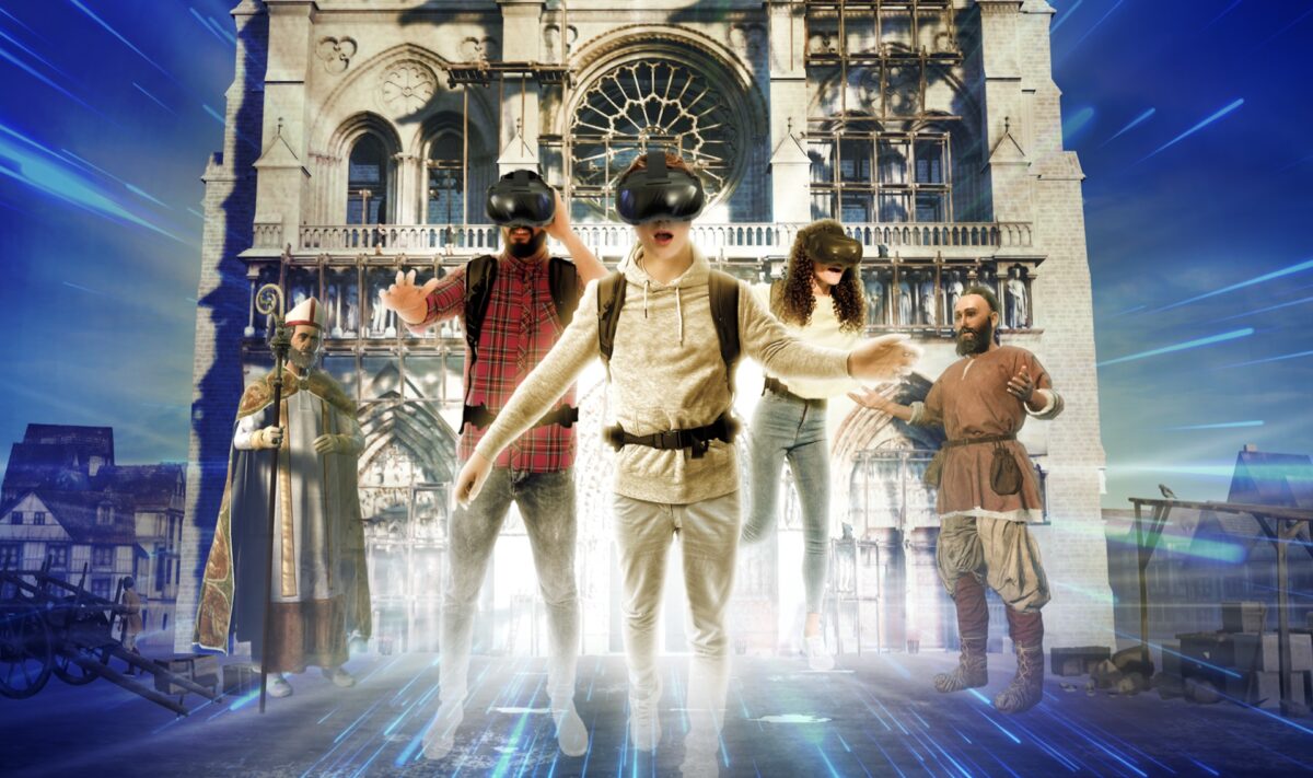 Besucher mit VR-Brille werden in die VR hineingesogen, im Hintergrund ist Notre-Dame zu sehen.