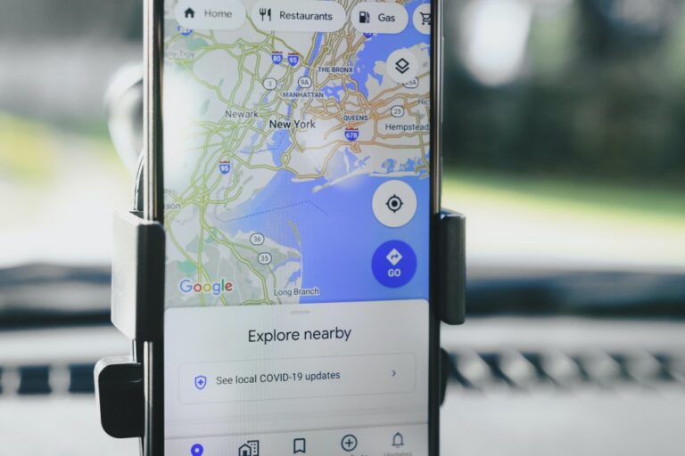Ein Smartphone, auf dem die App Google Maps ausgeführt wird