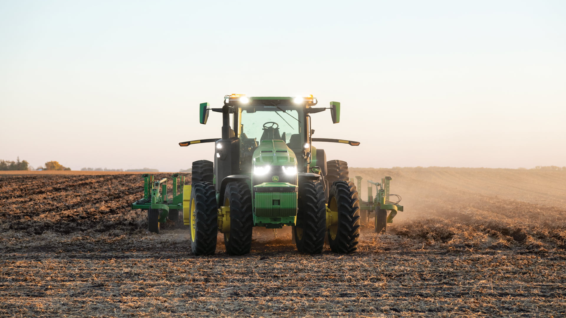 Autonom fahrender Traktor pflügt Felder und entlastet Landwirte