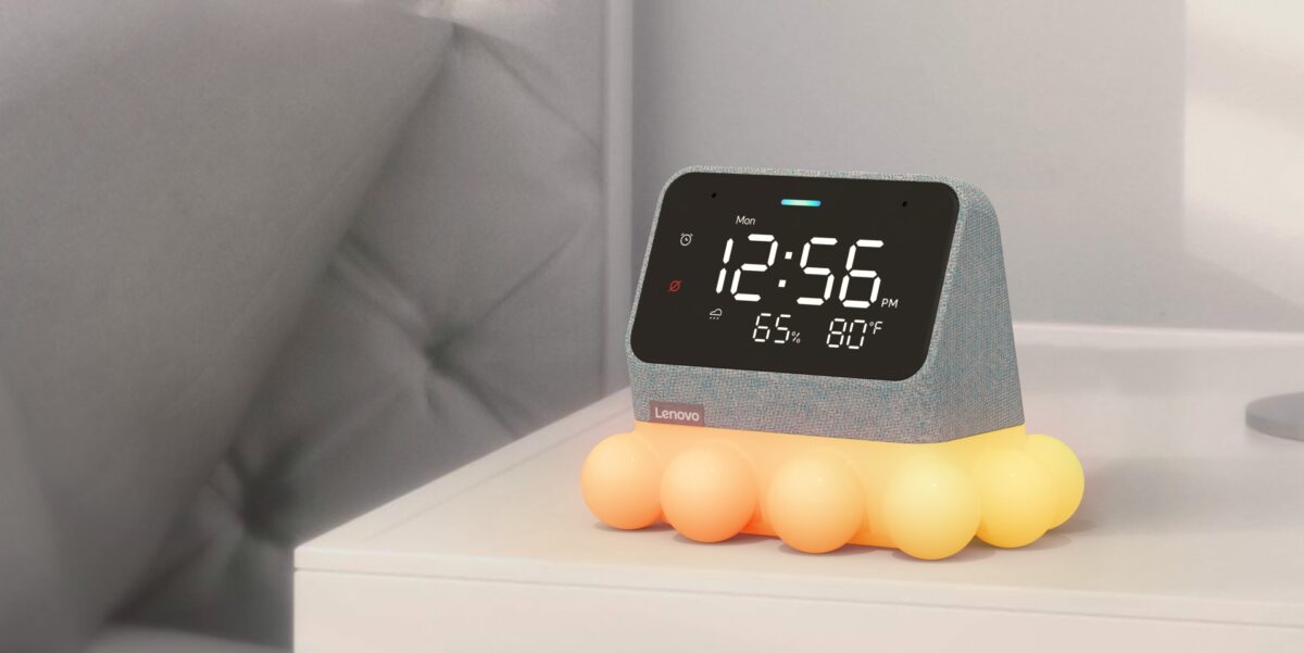 Lenovo überarbeitet die Smart Clock Essential und stattet sie mit Alexa aus. Welche neuen Features stecken im kompakten Smart Speaker für den Nachttisch?