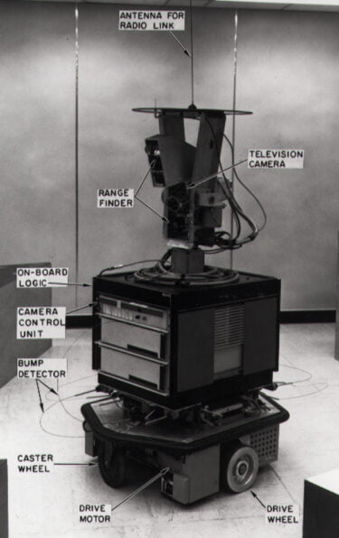 Shakey (1972) war der erste mobile Roboter, der sich auf der Grundlage eigener Entscheidungen in seiner Umgebung fortbewegen konnte. | Bild: By SRI International - SRI International, CC BY-SA 3.0