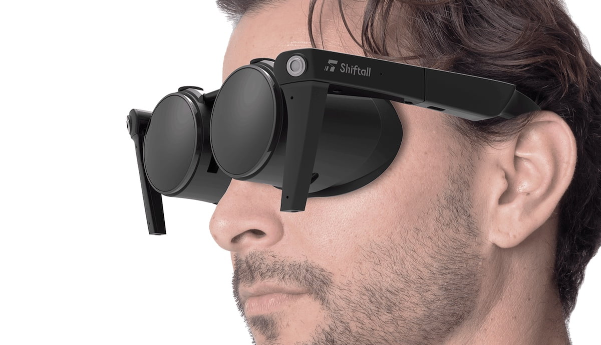 Mann mit VR-Brille MeganeX im Gesicht vor weißem Hintergrund