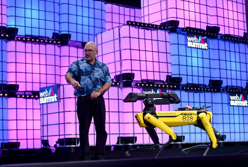Boston Dynamics-CEO Marc Raibert präsentiert den Hunderoboter Spot.