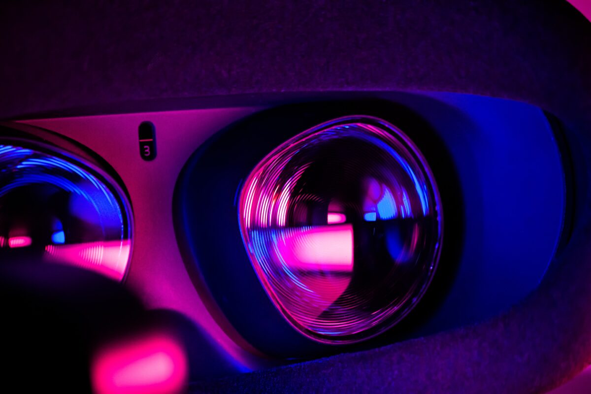 Innenseite einer VR-Brille in violettem Halbdunkel