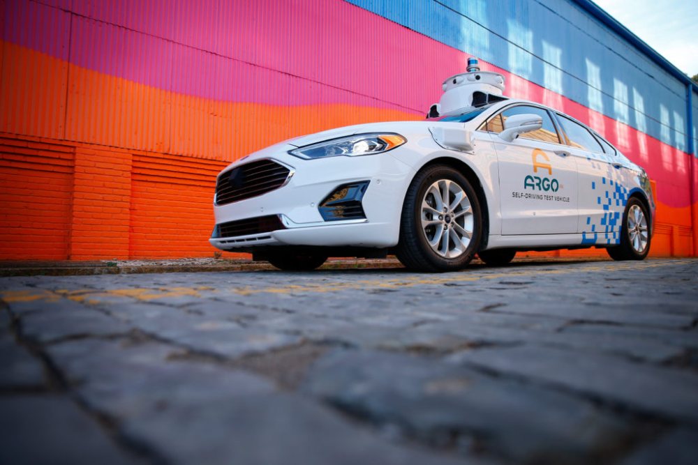 Ein Auto des Herstellers Ford, das mit Technolgoie für autonomes Fahren ausgestattet ist.