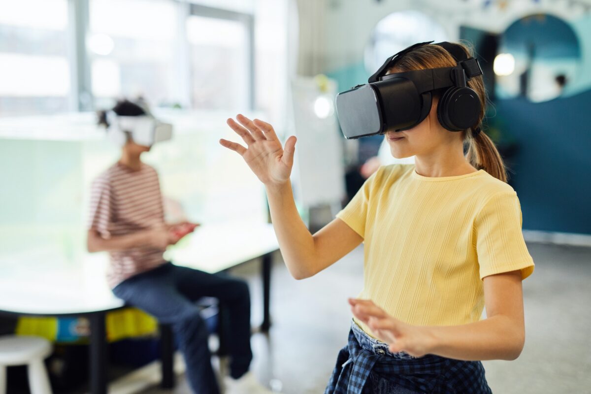 Ein Mädchen und ein Junge mit VR-Brille