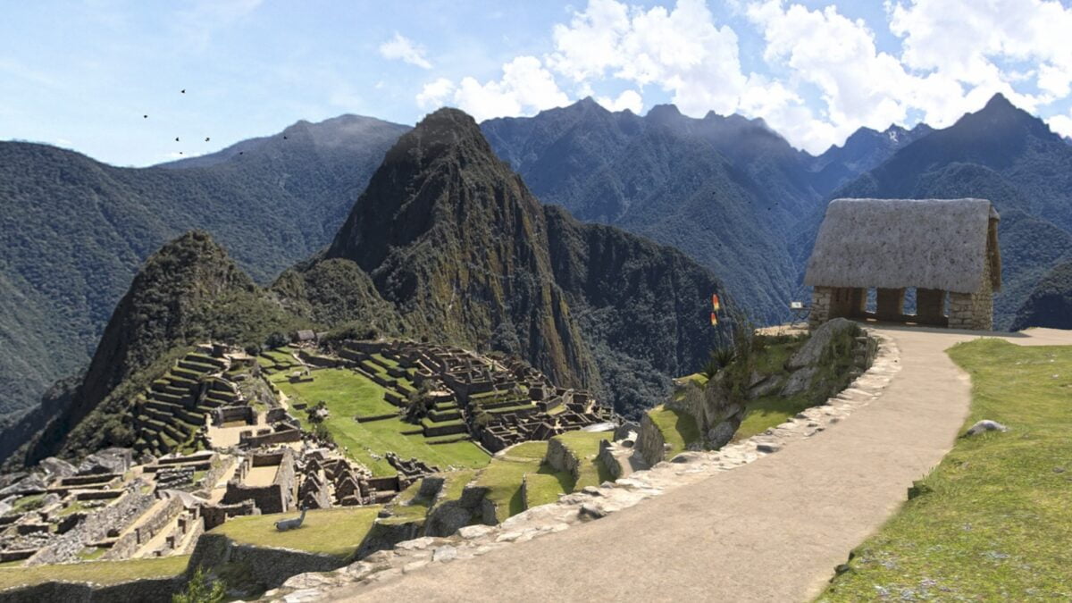 Blick auf Machu Picchu von einem Terrassenhügel aus.