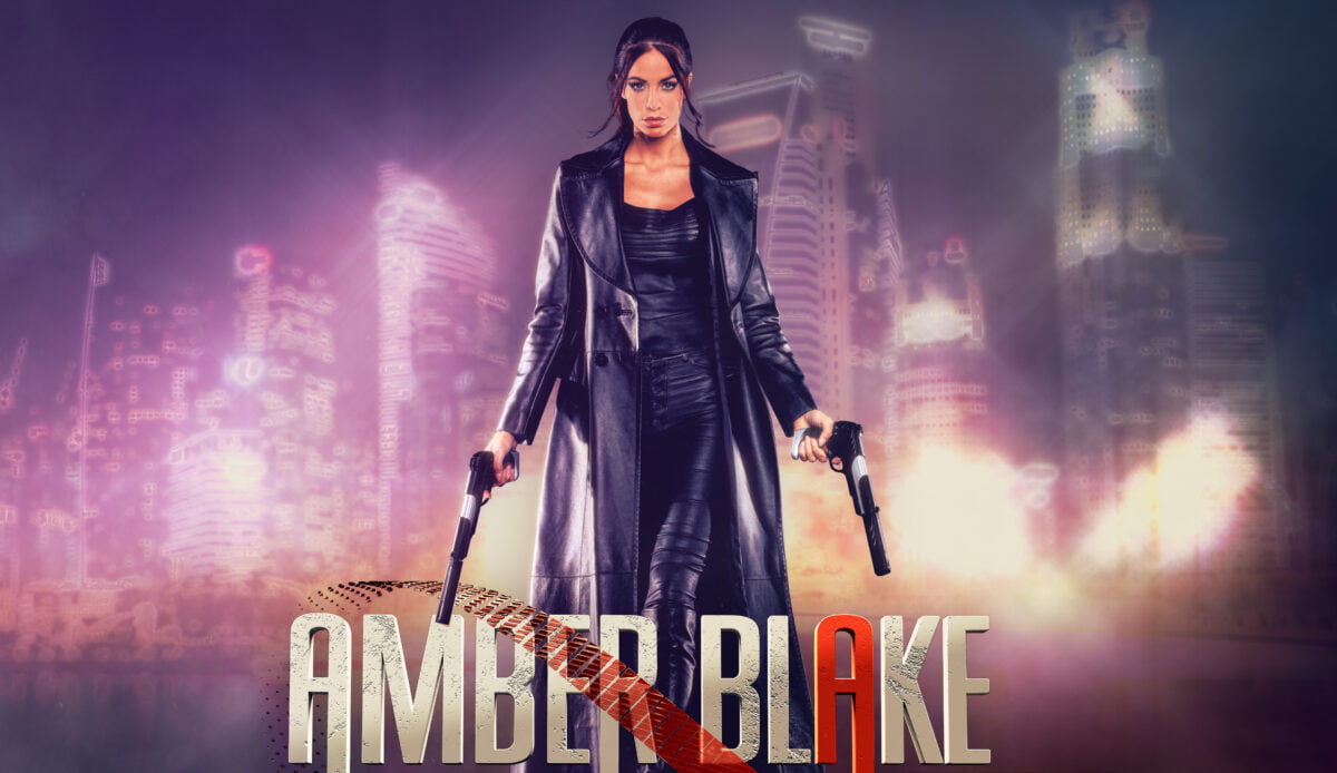 Comic-Heldin Amber Blake posiert mit zwei schallgedämpften Pistolen vor der Skyline Singapurs.