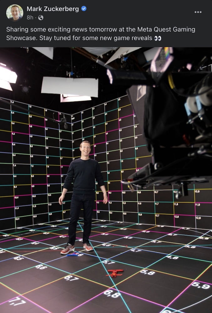 Mark Zuckerberg steht in einem für den Showcase eingerichteten Aufnahmestudio.