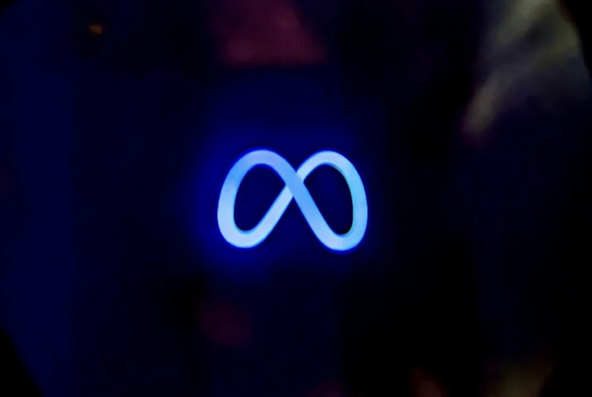 Fotografie der Quest-Linse zeigt blaues Meta-Logo beim Starten der VR-Brille