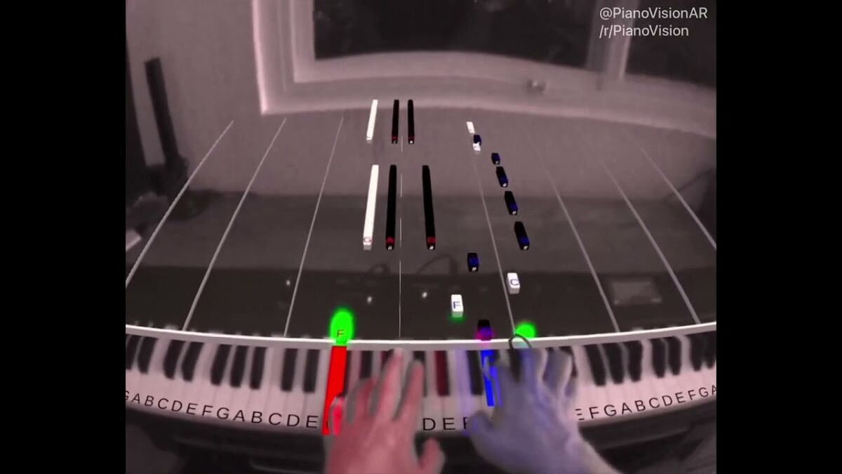 Ein Spielender drückt per Mixed Reality auf eine abgefilmte MIDI-Tastatur, auf die virtuelle Notenblöcke zufliegen.