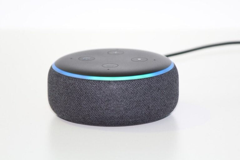 Der smarte Lautsprecher Amazon Echo Dot in der dritten Generation.
