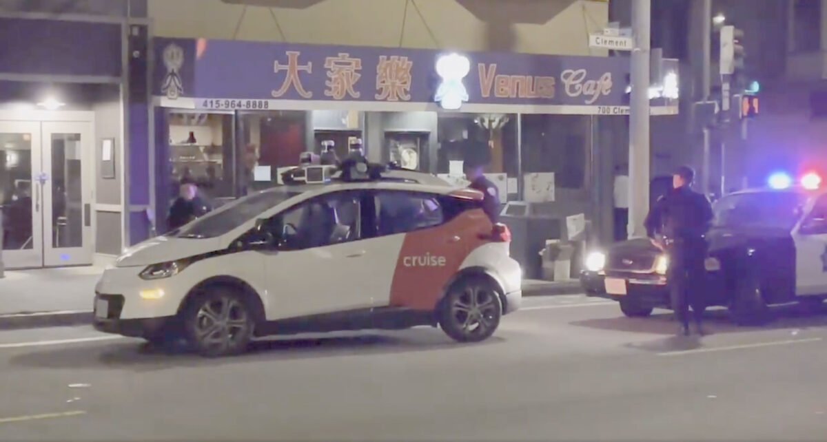Ein autonome fahrendes Taxi der Firma Cruise wird von der Polizei in San Francisco aufgehalten.