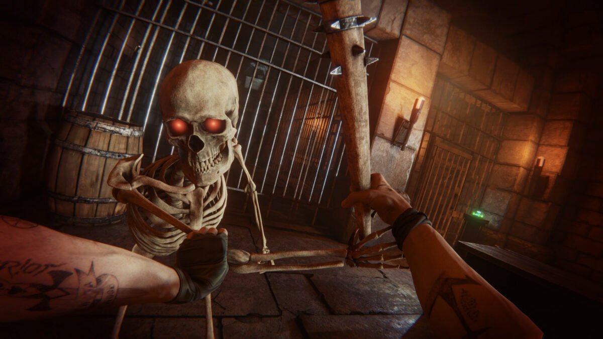 Im VR-Spiel Bonelab wird ein Skelett festgehalten und mit einer Stachelkeule bearbeitet.