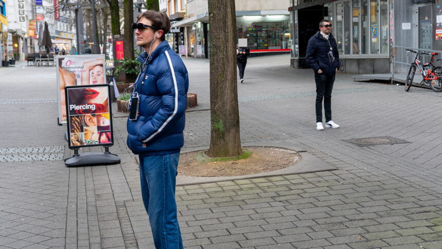 Mann mit AR-Brille Nreal Light in Essener Innenstadt