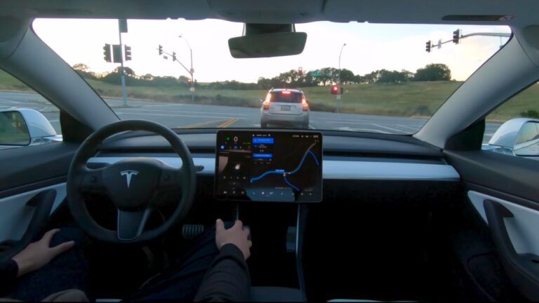 Bericht: Teslas Autopilot fährt vorerst nicht voll autonom