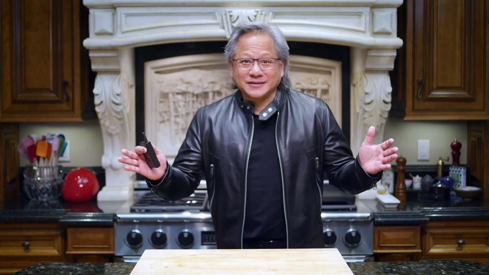 Nvidia-Chef Huang steht in seiner Küche und gestikuliert. Seine Haare sind grau geworden.
