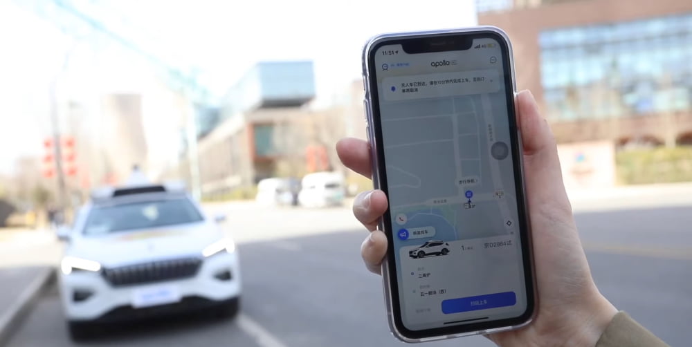Ein autonom fahrendes Taxi der Apollo Go Flotte kann durch eine Smartphone-App von Baidu bestellt werden.