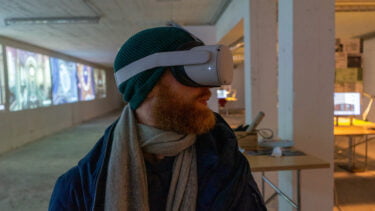 Mann mit VR-Brille in jüdischer Ausstellung im Hochbunker Frankfurt